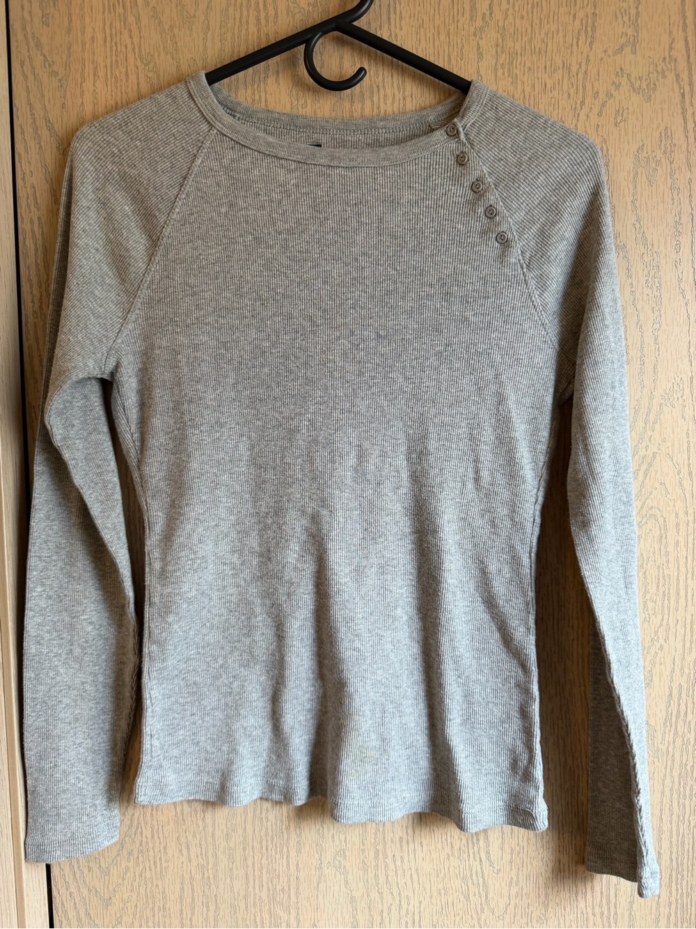 GAP Women's Light Gray Ribbed Long-Sleeve Top with Shoulder Buttons